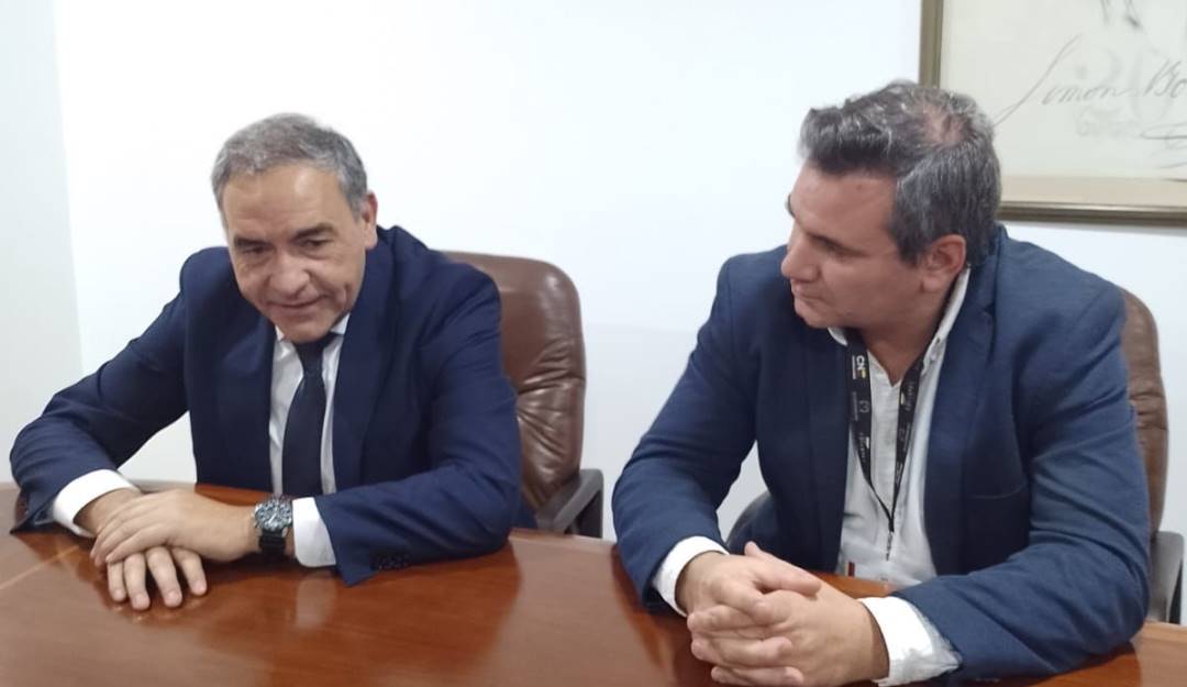 Fidel Espinosa (izq), presidente del Parlamento Andino, y con Mario Colman (der), parlamentario de Mercosur y miembro del Observatorio de la Democracia del organismo.                      Foto: Parlamento Andino