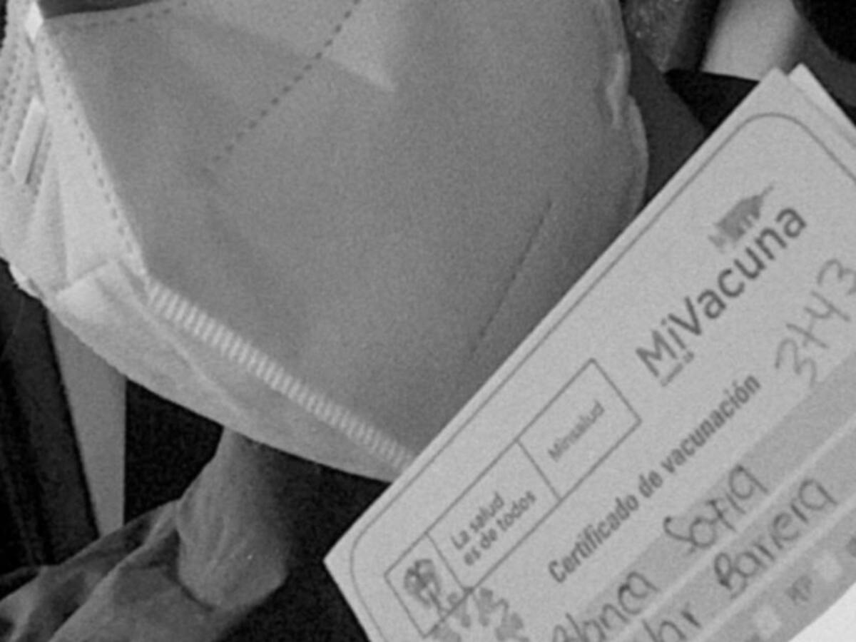 Portal denuncia que hermana de 18 años del gobernador ya se vacunó