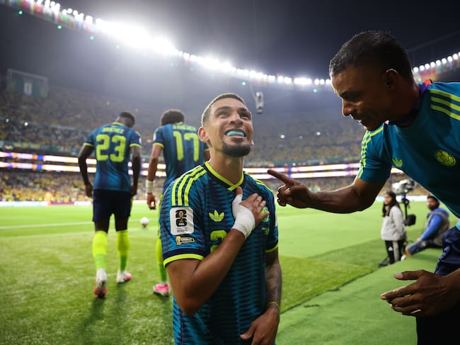Daniel Muñoz, de la Selección Colombia, celebra su gol contra Uzbekistán en el Mundial 2026. Foto: Getty Images.