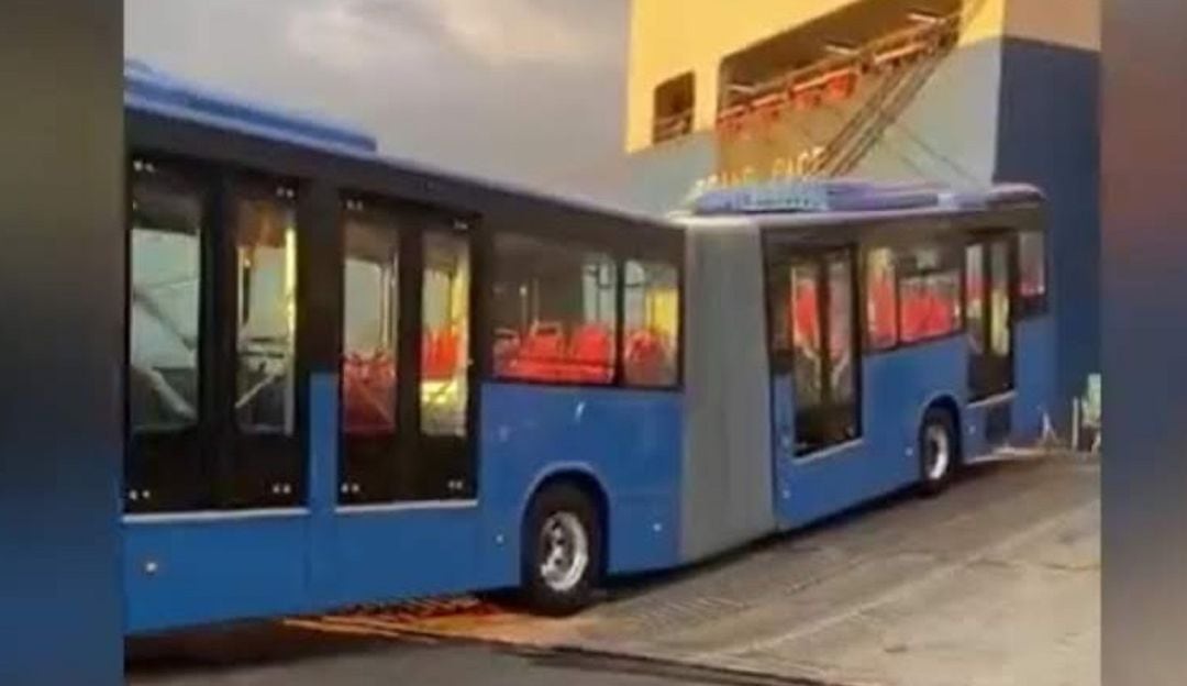 Tiene una capacidad para transportar 180 pasajeros, 4 puertas abatibles y una autonomía de recorrido de 300 kilómetros. 