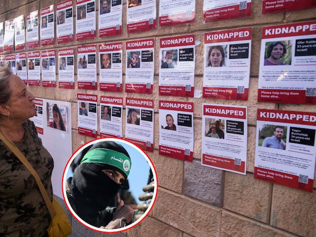 Carteles con las imágenes de los 250 secuestrados por Hamás el 7 de octubre de 2023. En el círculo, un militante de Hamás.
(Foto: Caracol Radio / Getty )