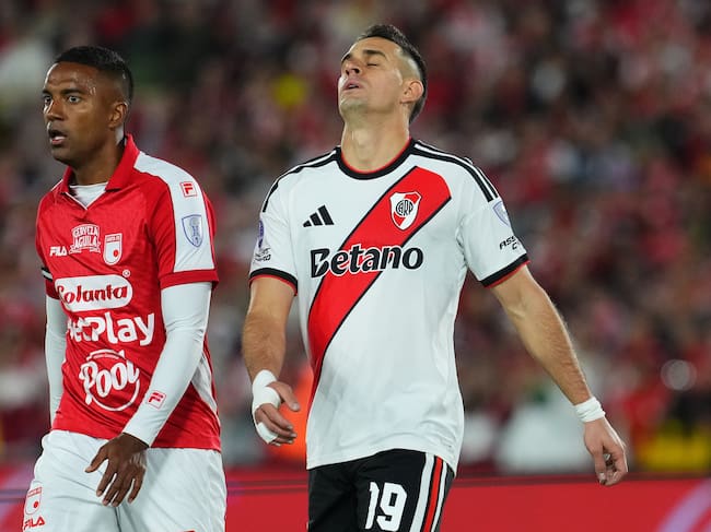 Rafael Santos Borré durante su partido ante Santa Fe en El Campín. (Photo by Andres Rot/Getty Images)