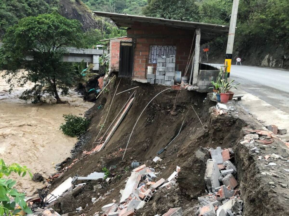 14 viviendas colapsaron por creciente del río en Uramita