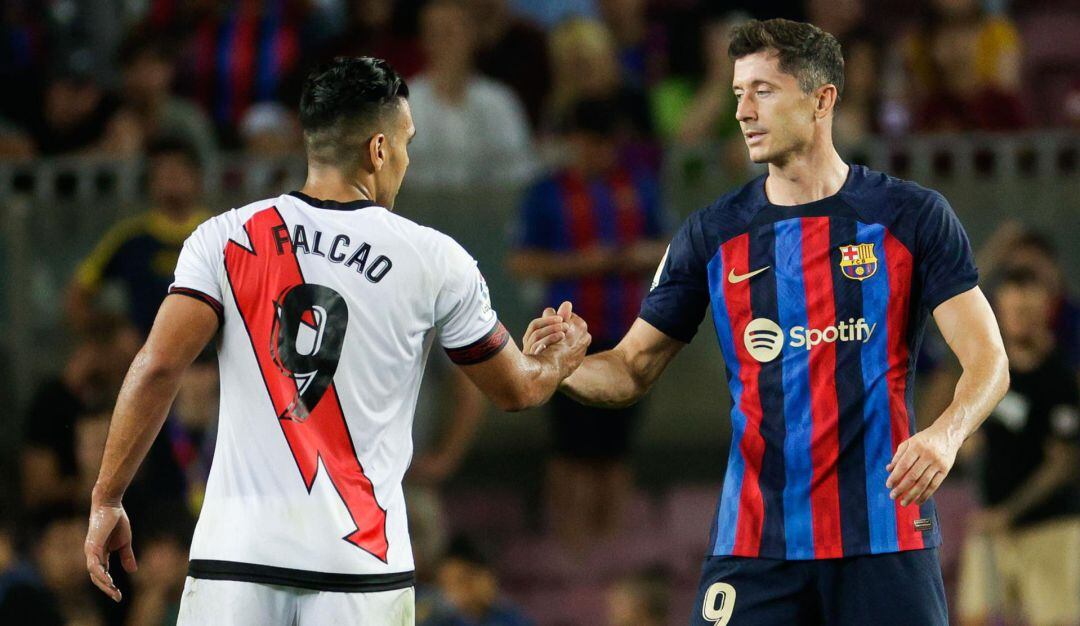 Falcao se saluda con Robert Lewandowski en el Camp Nou.