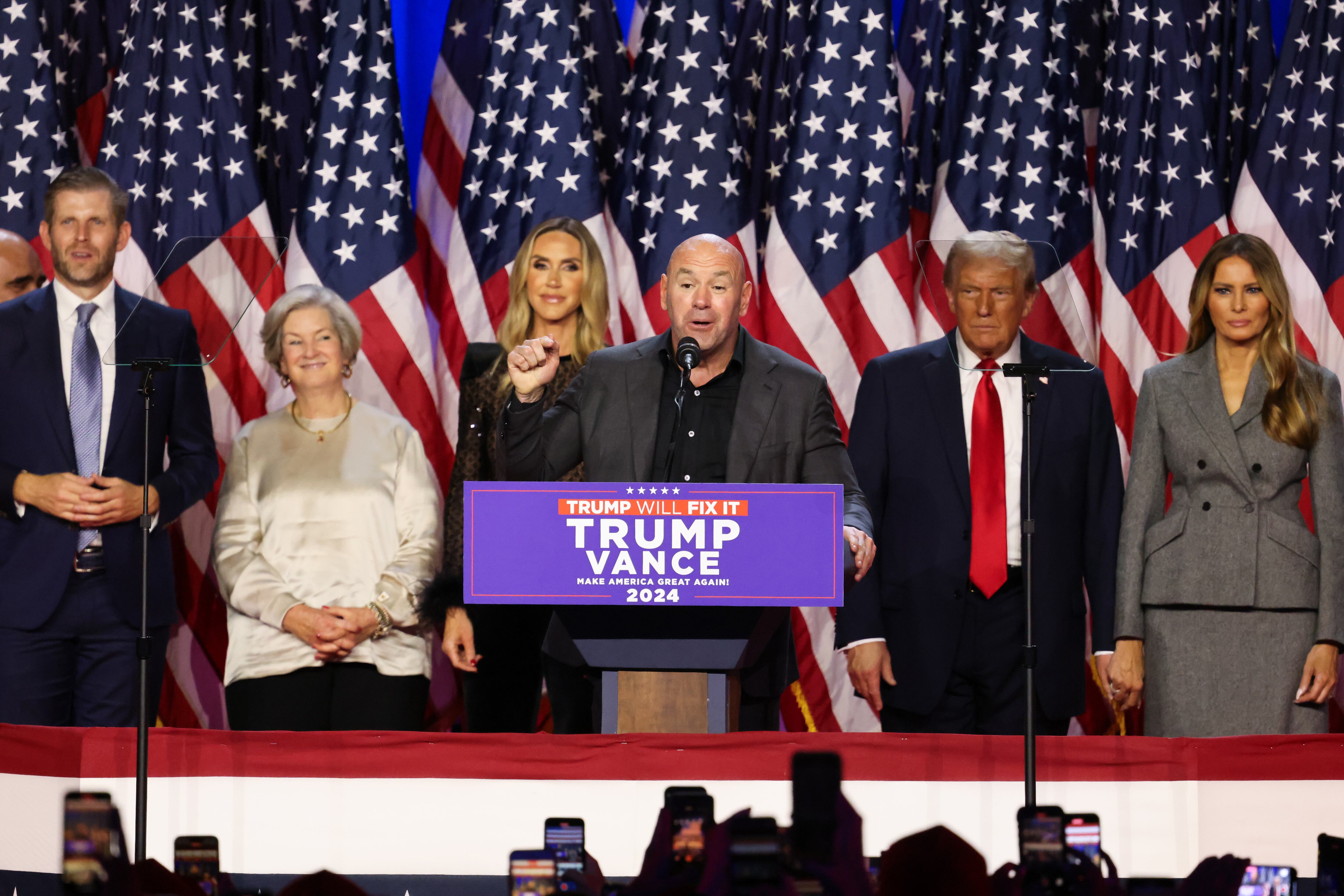 Dana White, presidente de la UFC, durante un evento de campaña de Donald Trump en 2024. Al fondo se puede ver, incluso, al mismo Donald Trump. Foto: Getty Images.