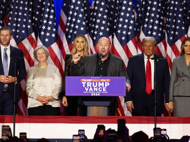 Dana White, presidente de la UFC, durante un evento de campaña de Donald Trump en 2024. Al fondo se puede ver, incluso, al mismo Donald Trump. Foto: Getty Images.