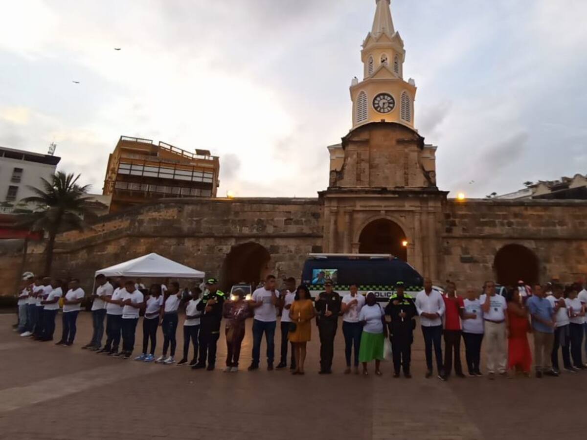 Homenajes a la policía con 'Velatón' en Plaza de la Paz