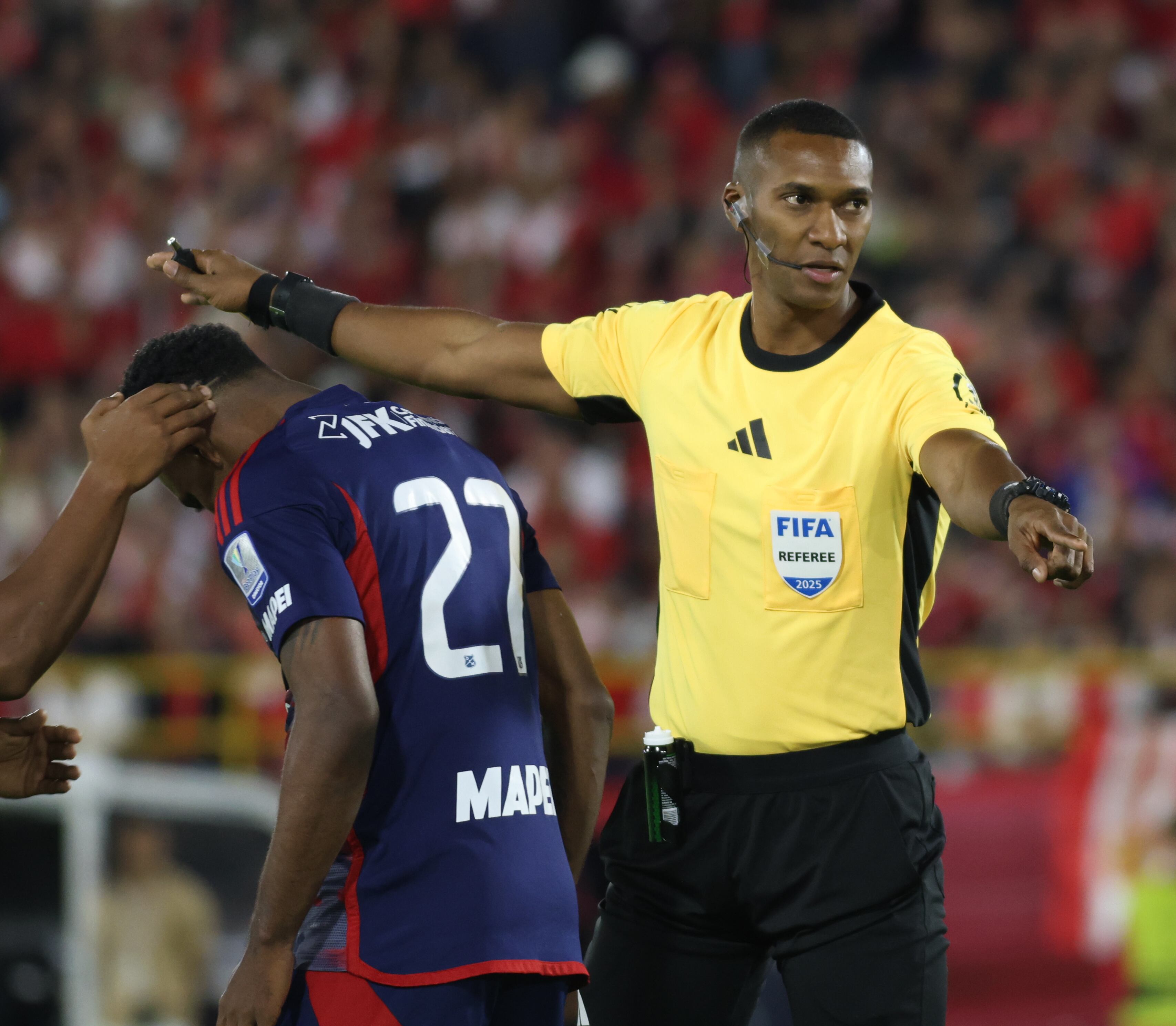 Diego Ulloa, árbitro central del juego Nacional Vs. Millonarios. (Photo by Daniel Garzon Herazo/NurPhoto via Getty Images)