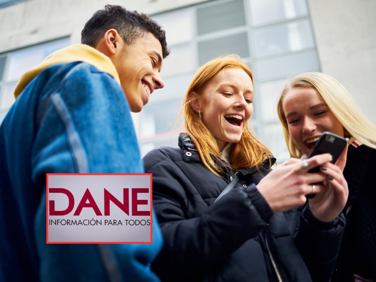 Jóvenes divirtiéndose y al lado el logo del DANE (Fotos vía Getty Images y COLPRENSA).