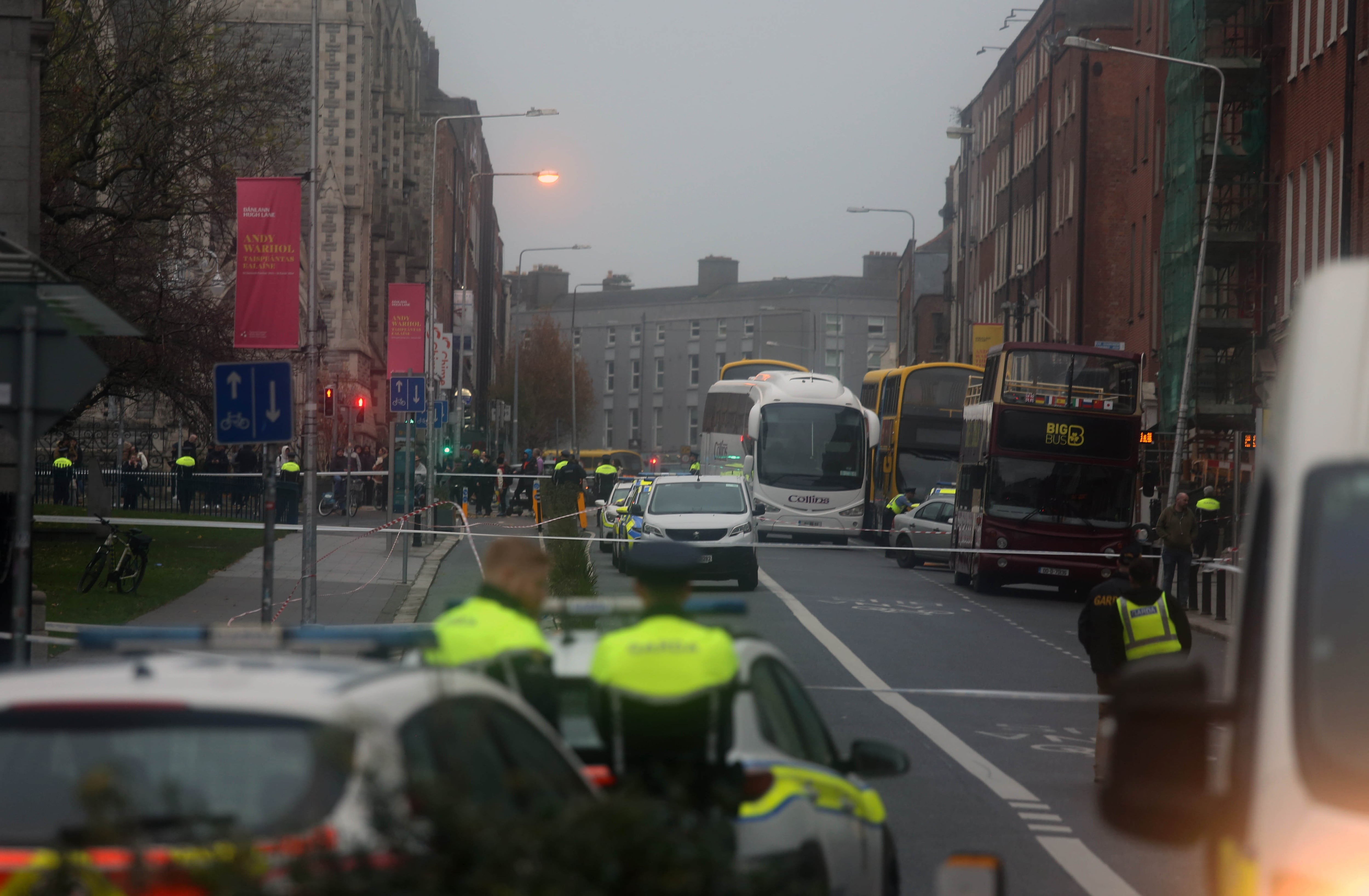 Dublin (Ireland), 23/11/2023.- Police officers stand near the scene following a serious incident near Parnell Street East in Dublin, Ireland, 23 November 2023. A man has been detained after allegedly five people, among them three children, near a school in central Dublin, police said. (Irlanda) EFE/EPA/MOSTAFA DARWISH