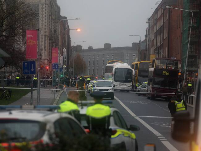 Dublin (Ireland), 23/11/2023.- Police officers stand near the scene following a serious incident near Parnell Street East in Dublin, Ireland, 23 November 2023. A man has been detained after allegedly five people, among them three children, near a school in central Dublin, police said. (Irlanda) EFE/EPA/MOSTAFA DARWISH