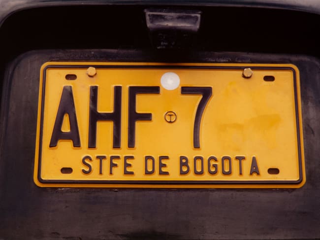Placa colombiana vehicular imagen de referencia. Foto: Getty Images.