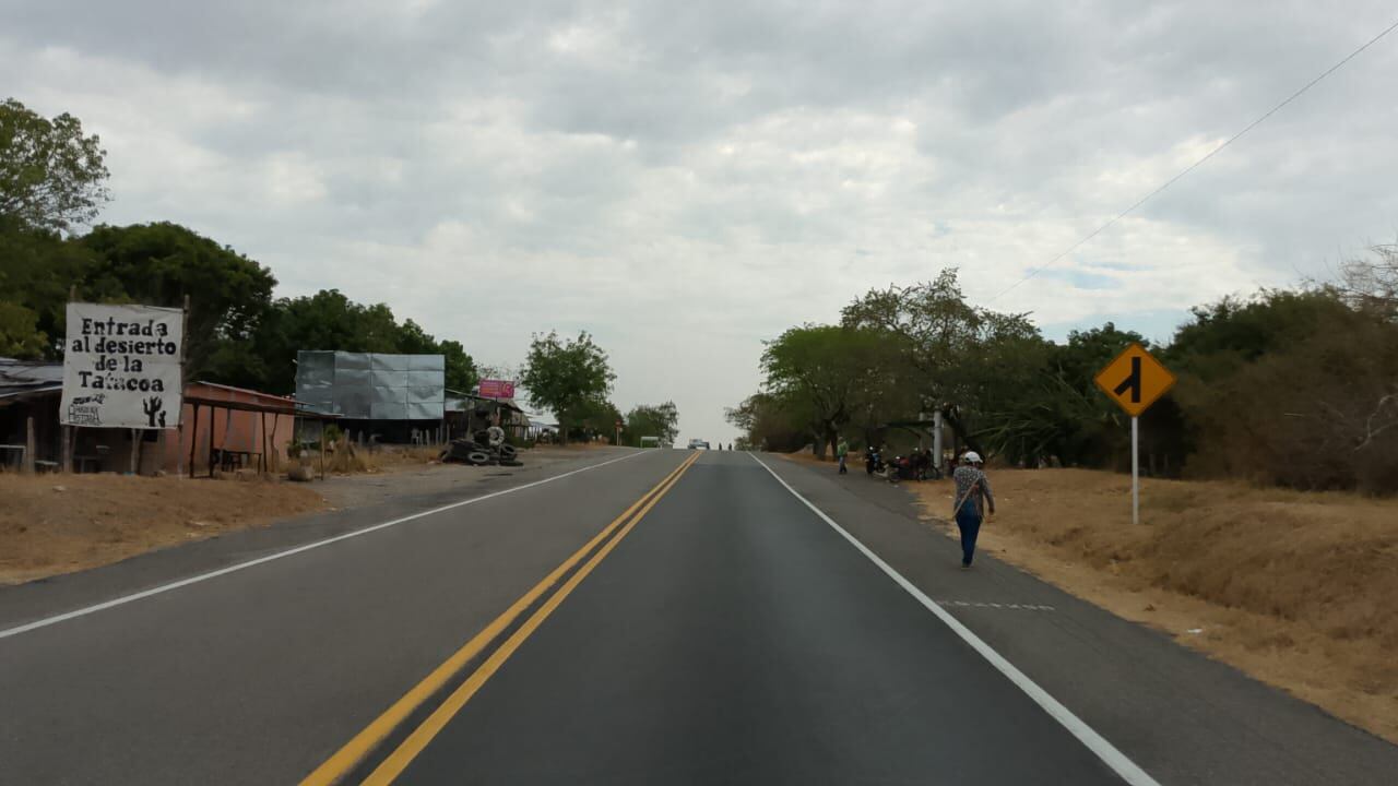 Un grupo de Indígenas cierran  la vía Neiva  - Girardot  km 52+500  sector El Patá.