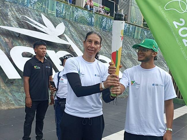 Mónica Echavarría y Adrián Mendoza deportistas del Quindío con la antorcha del fuego de los Juegos Nacionales. Foto Adrián Trejos