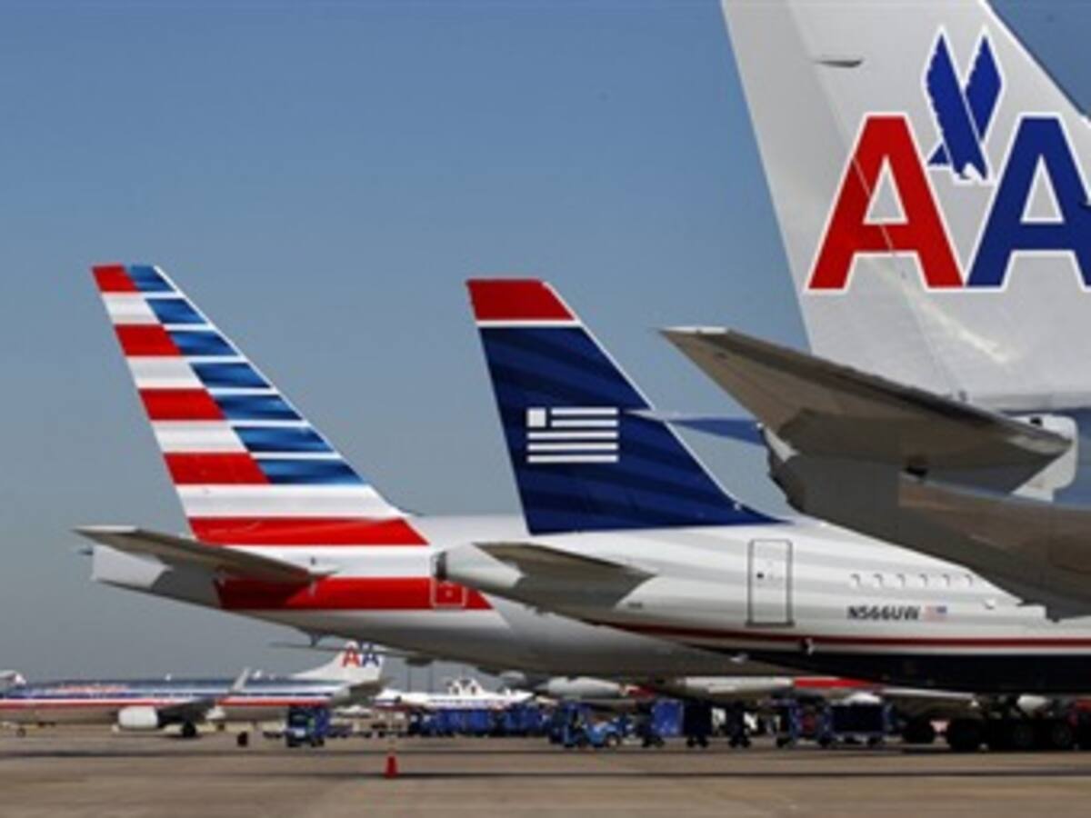 Pasajeros de American Airlines esperan arribar a Miami luego de emergencia en vuelo