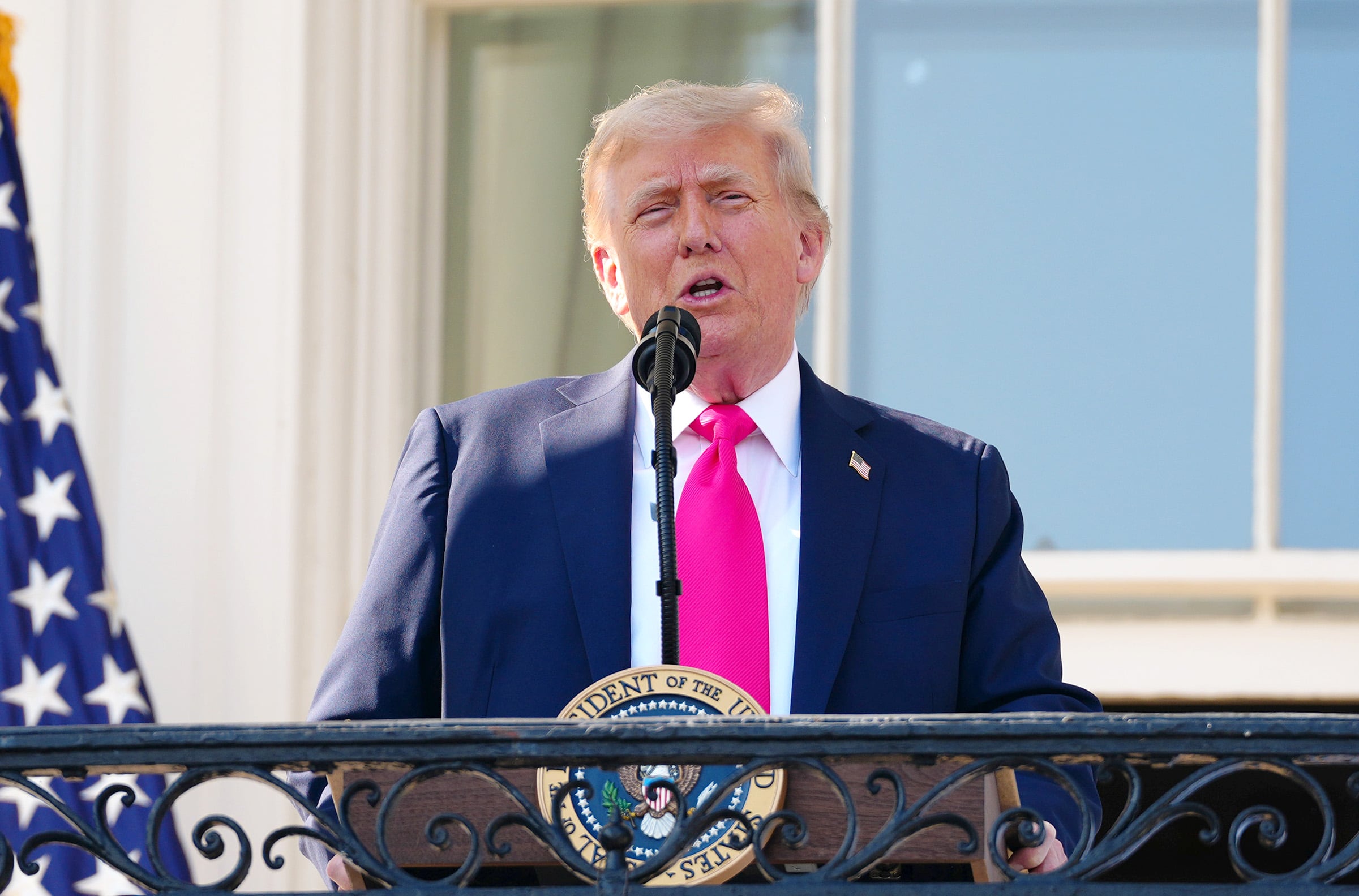 DCPU502. BOGOTÁ (COLOMBIA), 07/07/2025.- El presidente de Estados Unidos, Donald Trump, habla con personal militar durante la celebración del 4 de julio en la Casa Blanca en Washington (EE.UU.). Trump señaló la forma "terrible" en que Brasil está tratando al exmandatario de ese país, Jair Bolsonaro, procesado por la Justicia brasileña por tentativa de golpe de Estado, y pidió que lo "dejen en paz" porque, según afirma, este "no es culpable de nada". EFE/EPA/BONNIE CASH / POOL POOL PHOTO /ARCHIVO