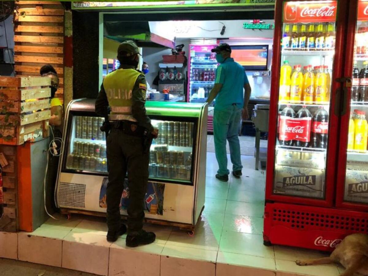 En operativo nocturno, cierran dos negocios en Cartagena