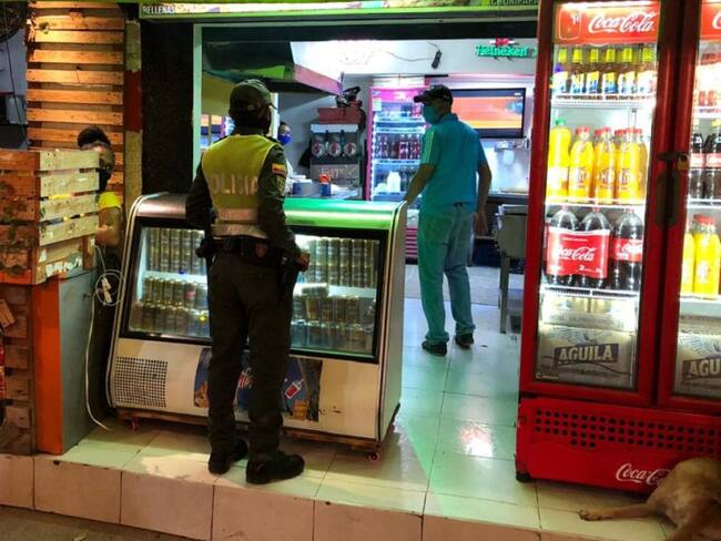 En operativo nocturno, cierran dos negocios en Cartagena