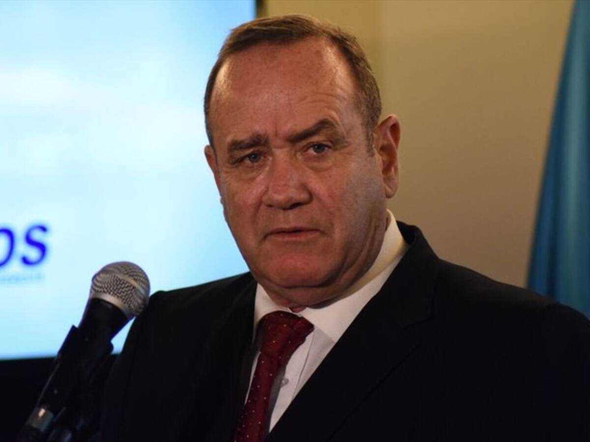 Dejaré que Petro siga cometiendo el error de un guerrillero: presidente de Guatemala