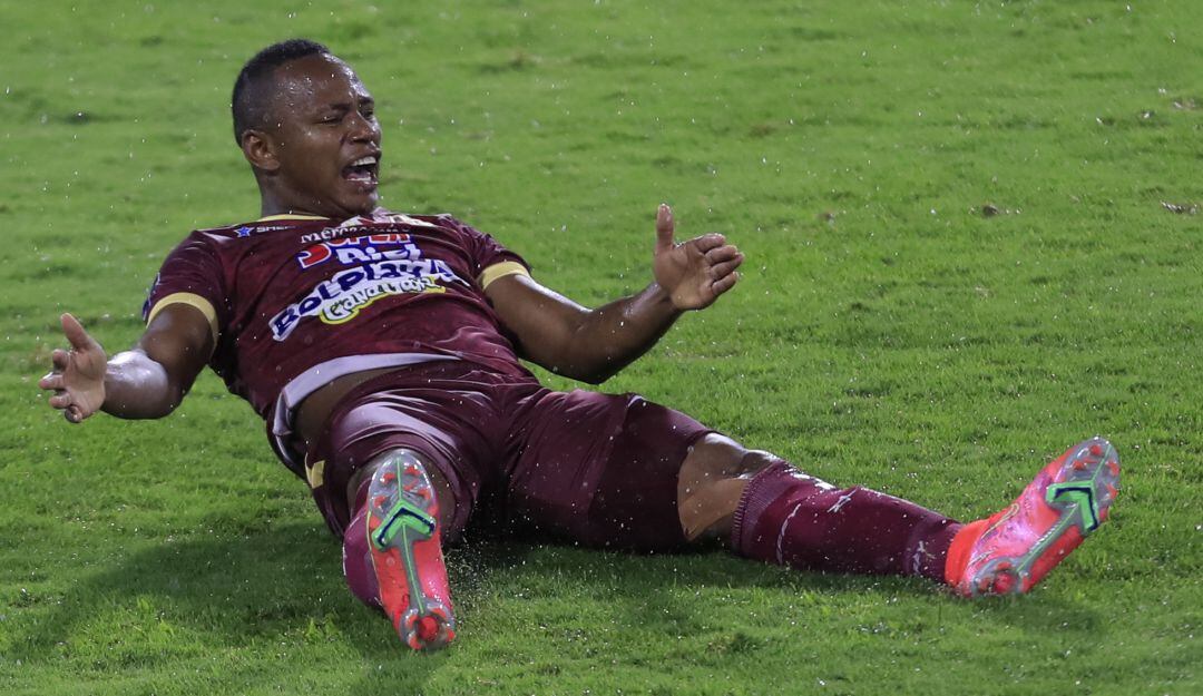 Jaminton Campaz festeja el gol del empate del 'Vinotinto y Oro'.