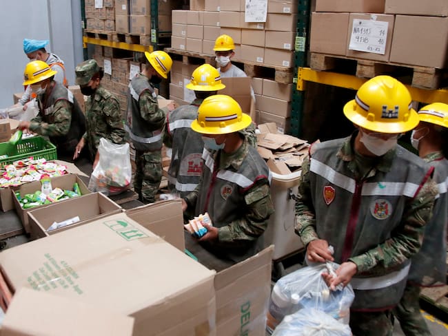 Trabajadores del Banco de Alimentos de Bogotá. FOTO: DANIEL MUNOZ/AFP via Getty Images