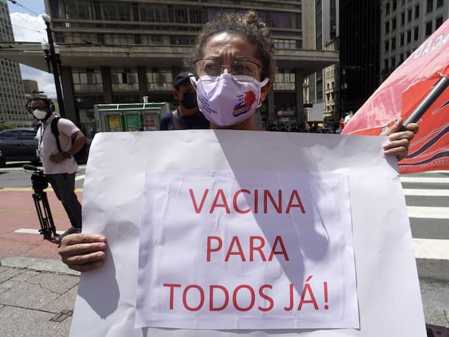 Manifestación en Brasil exigiendo más medidas en contra de la pandemia 