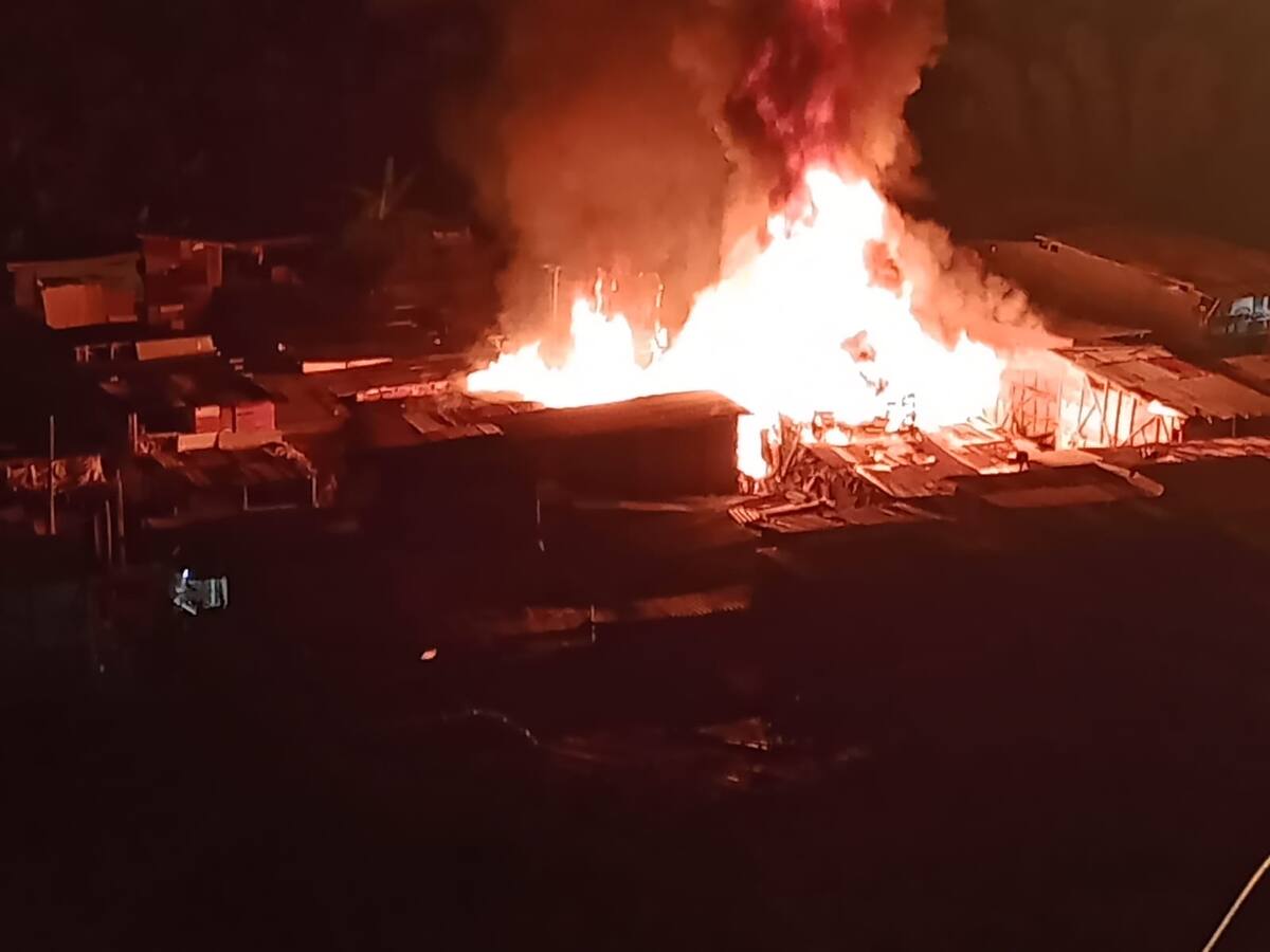 Incendio de grandes magnitudes en el barrio Futuro Bajo en Pereira