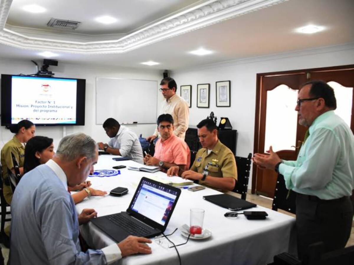 Escuela Naval de Cartagena recibe visita de pares para acreditación