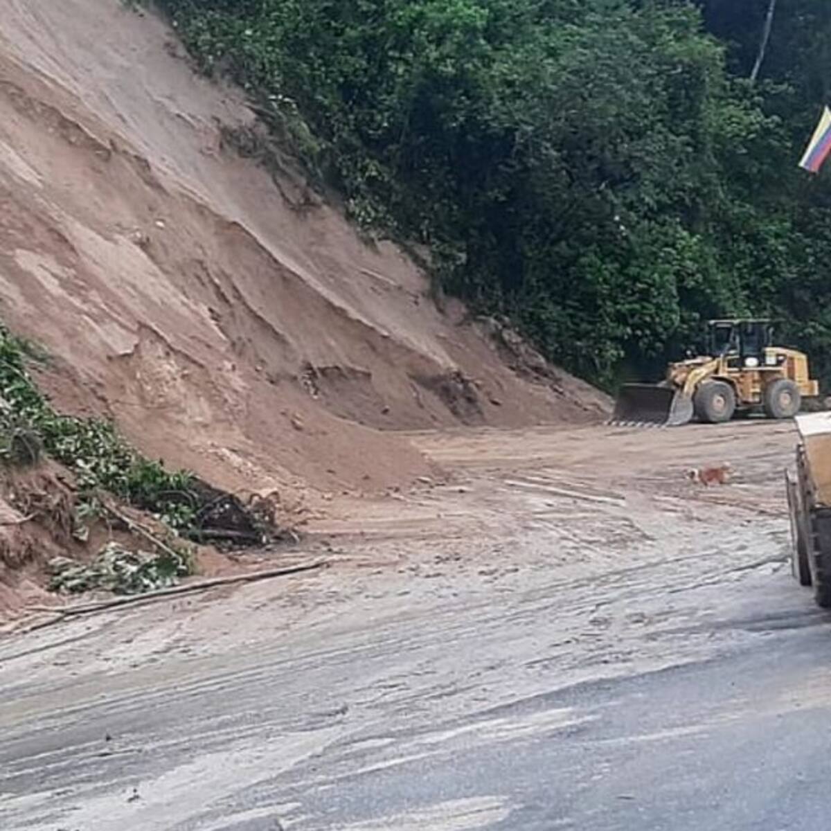 Apertura total de vía La Línea tras derrumbe de grandes proporciones