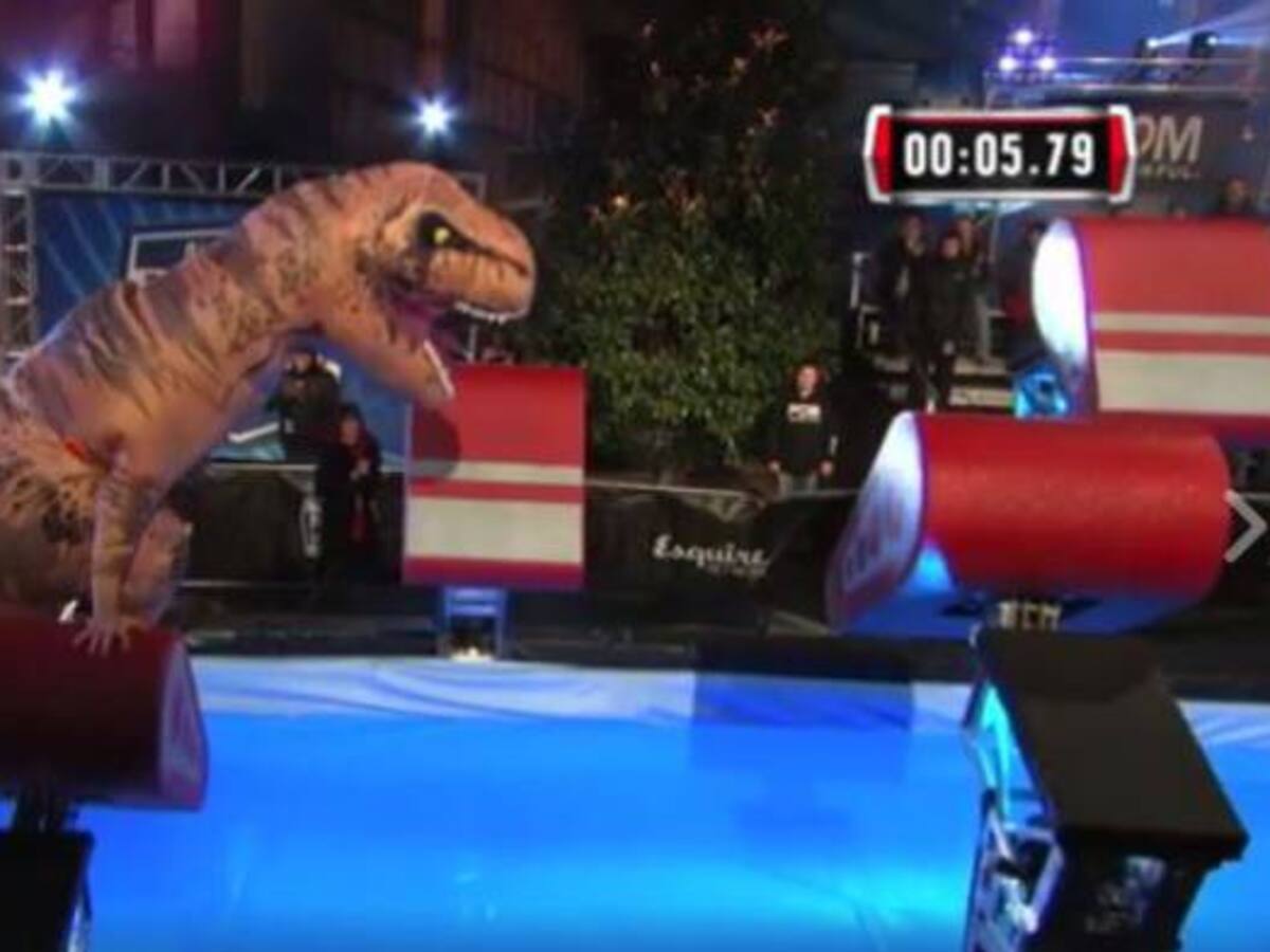 Un dinosaurio participa en 'guerrero ninja' y gana miles de 'me gusta' en Facebook