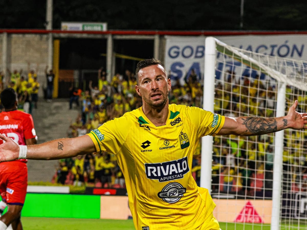 Luciano Pons salió en ambulancia en medio del partido con Millonarios: parte médico de Bucaramanga