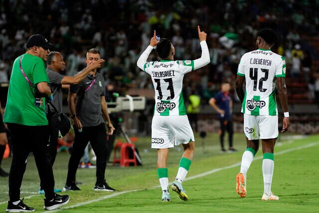 Samuel Velásquez celebra su primer gol como profesional / Colprensa.