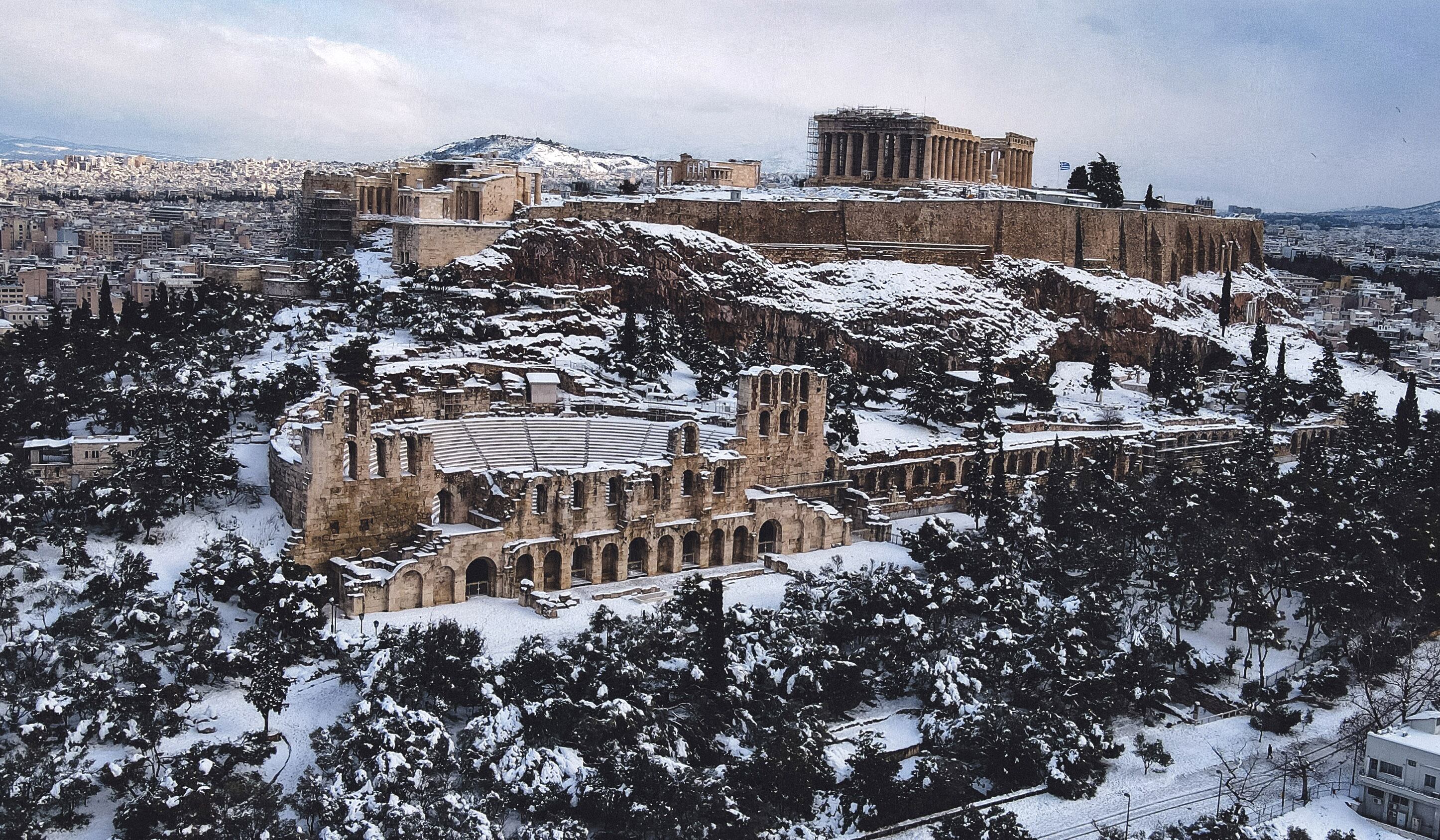 El Partenon y el Teatro de Herodes cubiertos de nieve en Atenas, Grecia.
(Foto: Milos Bicanski/Getty Images)