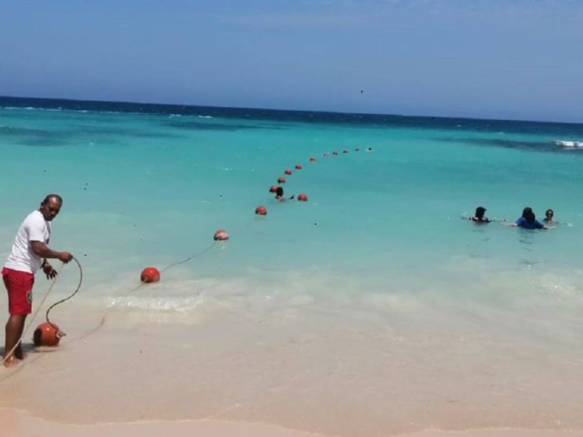 Instalaron boyas de señalización en Playa Blanca