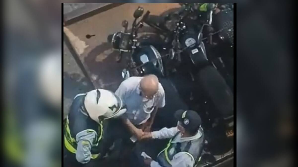 VIDEO: Investigan presunta dádiva a agente de tránsito