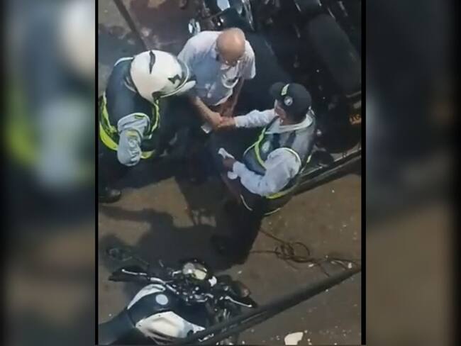 VIDEO: Investigan presunta dádiva a agente de tránsito