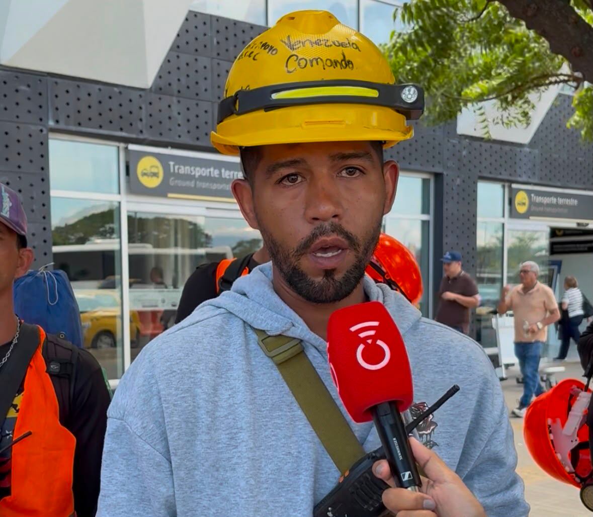 Más de 50 rescatistas venezolanos llegan para apoyar las labores de búsqueda tras el terremoto. / Foto: Jenny Márquez.