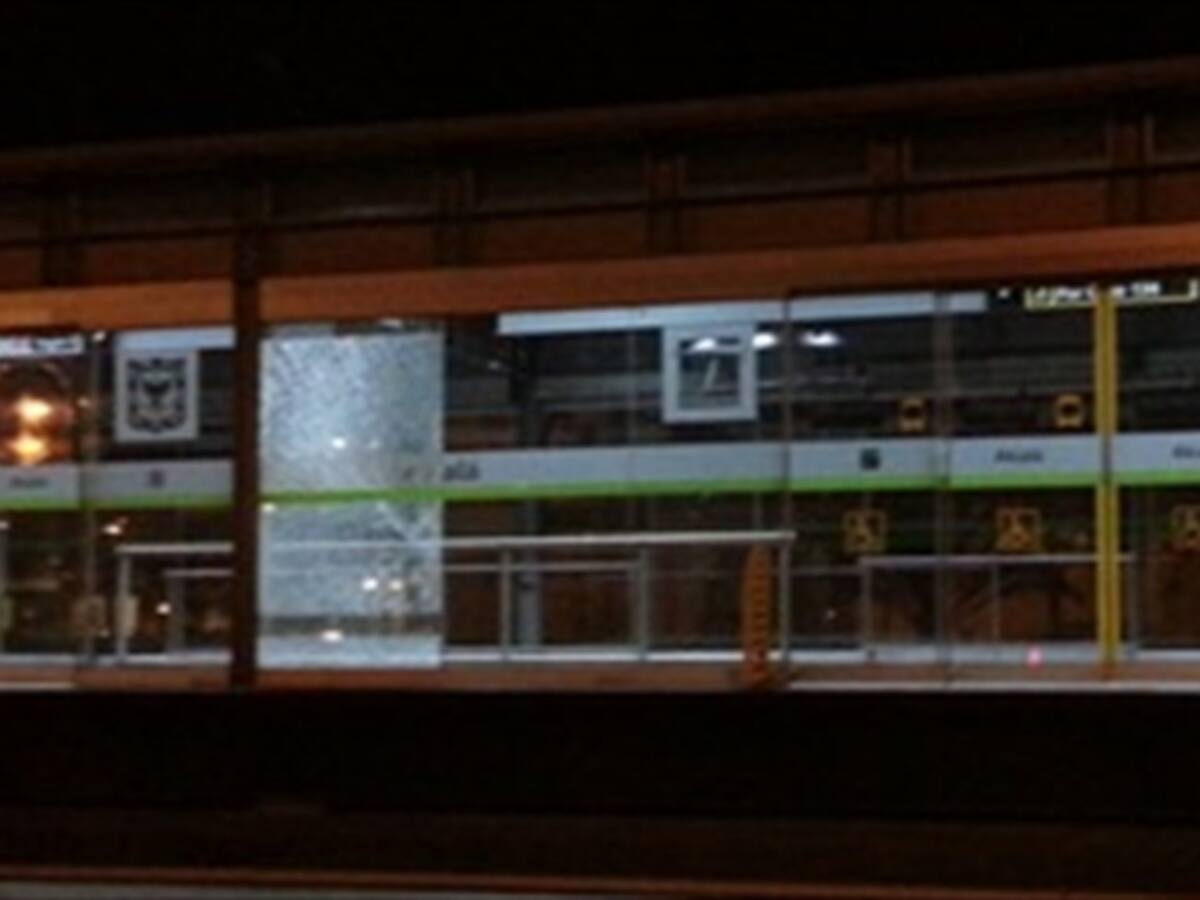 Denuncian atraco masivo dentro de estación de Transmilenio