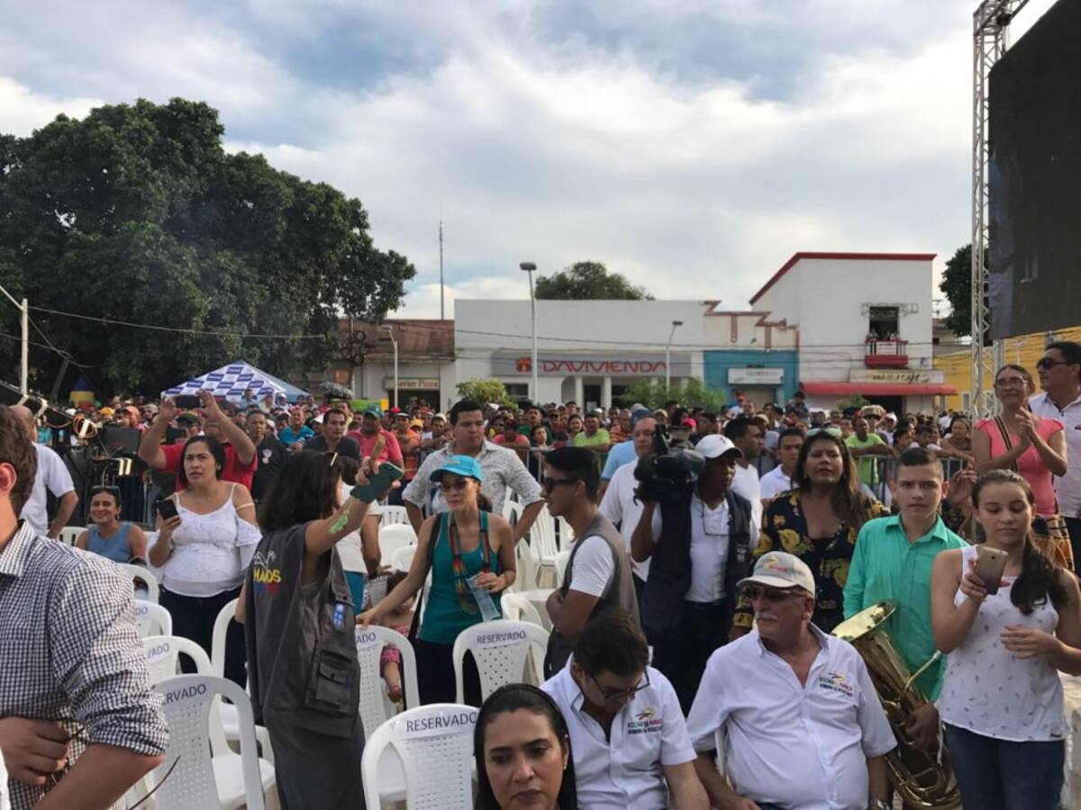 Grupos folclóricos y culturales amenizaron la jornada, con un cierre donde cantaron los artistas costeños Peter Manjarrés y Maía.