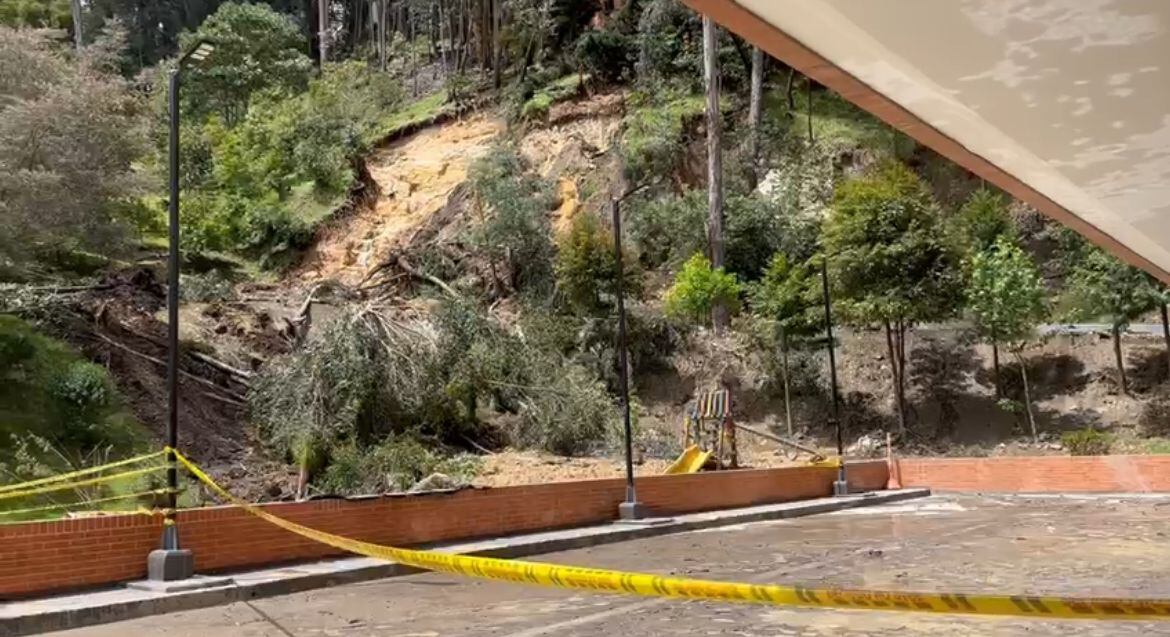 Derrumbe al norte de Bogotá. Foto: Caracol Radio.