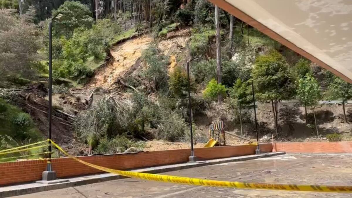 Emergencia en un conjunto residencial de Bogotá: se está cayendo la montaña en una torre