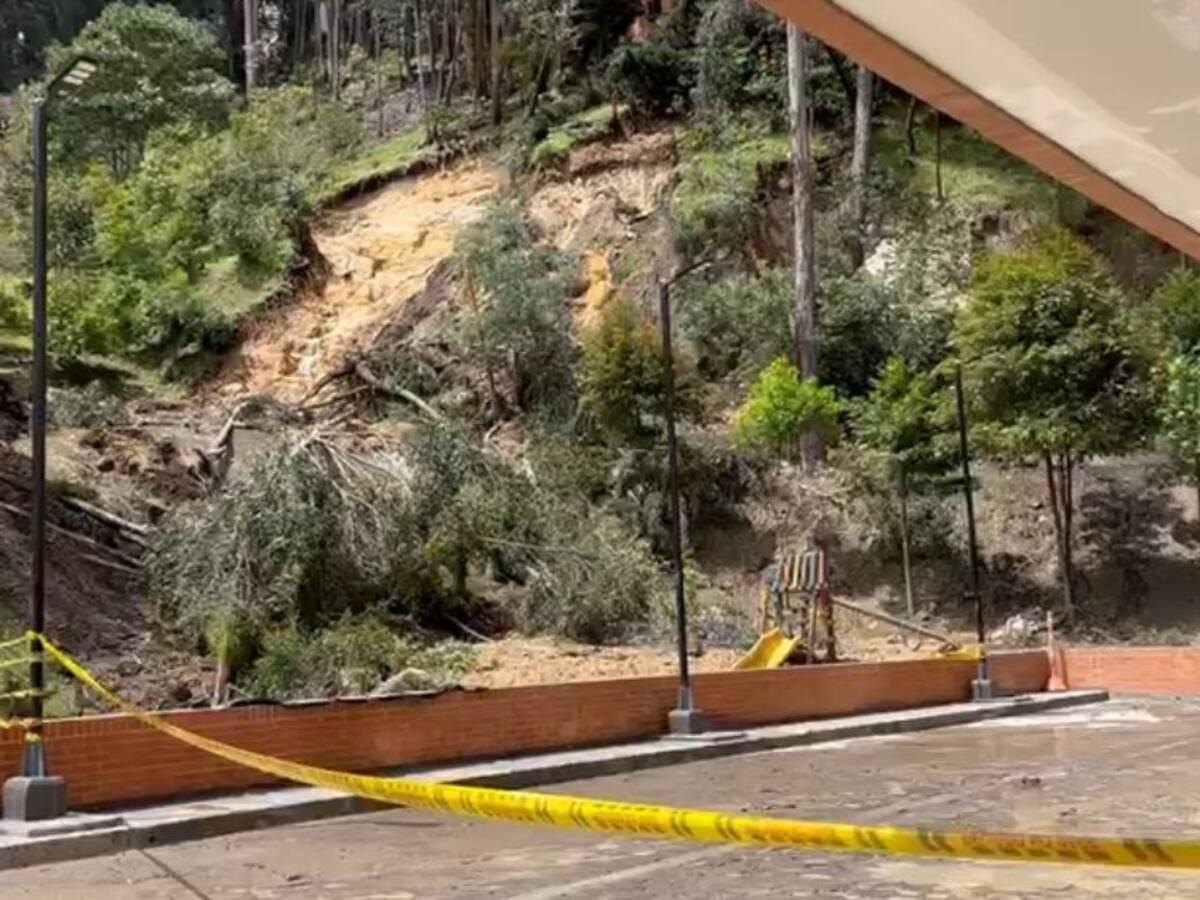Emergencia en un conjunto residencial de Bogotá: se está cayendo la montaña en una torre