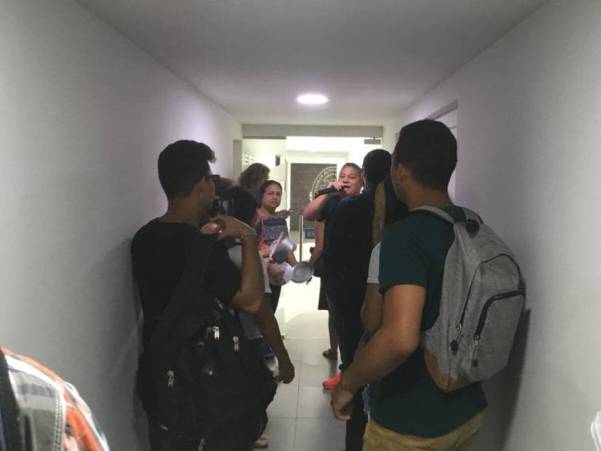 Policía intervino en 'cacerolazo' de padres de familia en la Uniautónoma