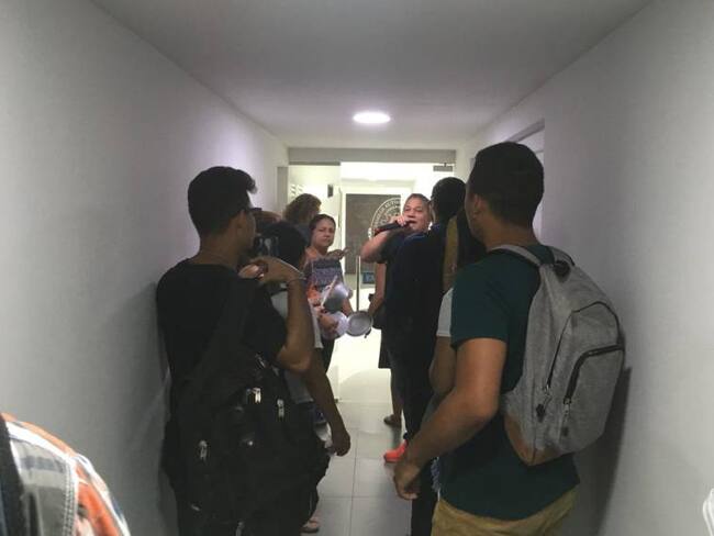 Policía intervino en 'cacerolazo' de padres de familia en la Uniautónoma