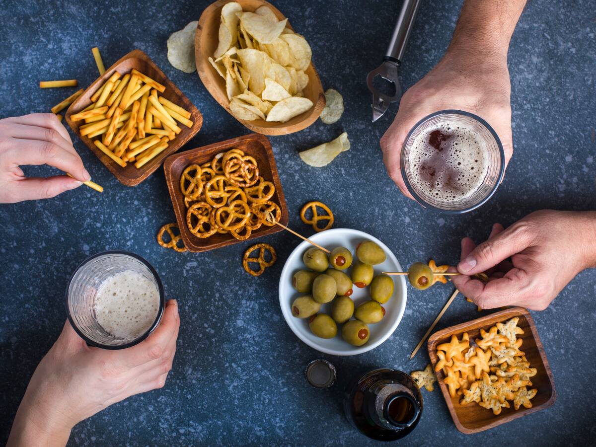4 alimentos que no debería mezclar con alcohol, ¿por qué?: Una es muy común
