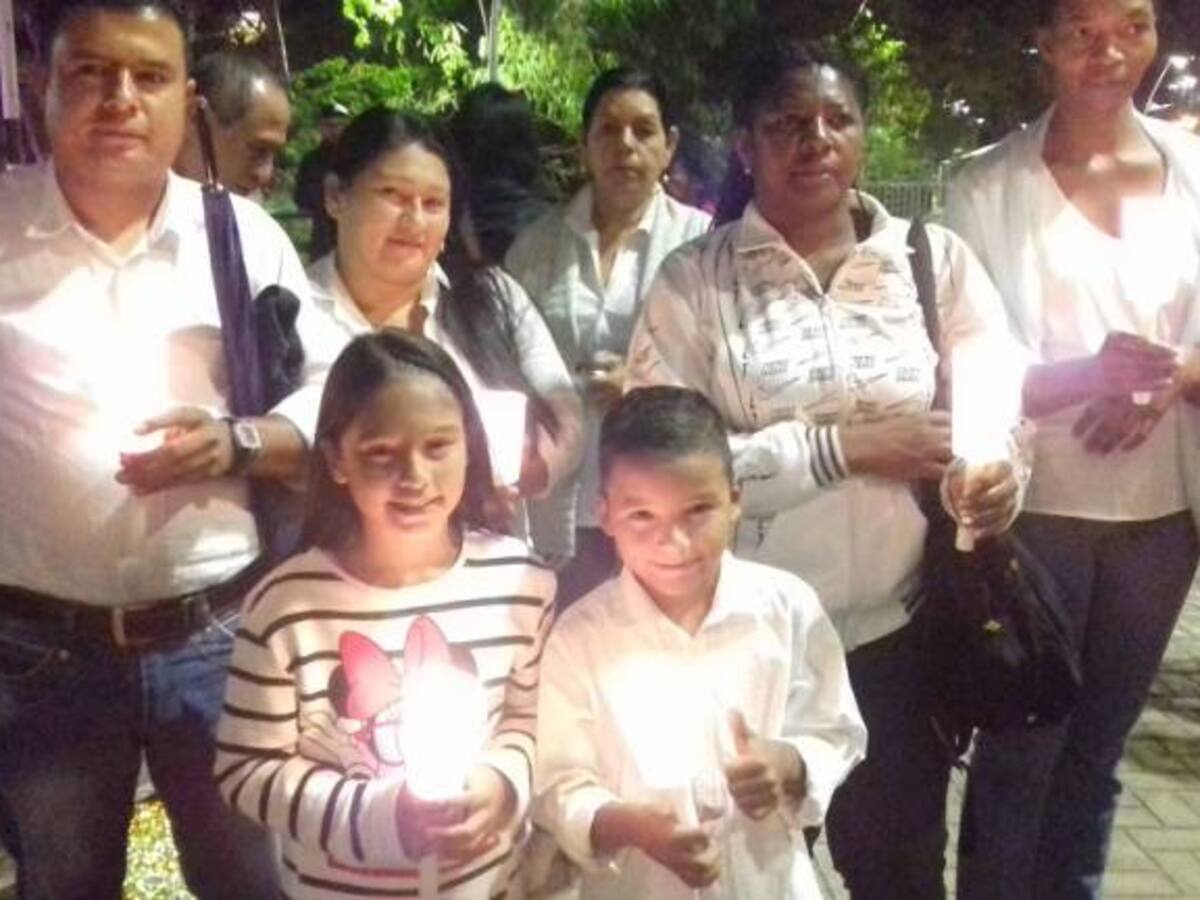En Cali, niños, jóvenes y adultos marcharon con velas por la Paz