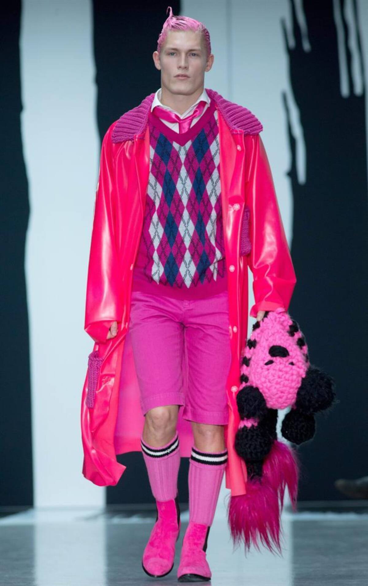 Una serie de modelos presentan la colección de otoño, invierno 2015 en la semana de la moda masculina en Londres, Inglaterra, que se realizará hasta el próximo 12 de enero.