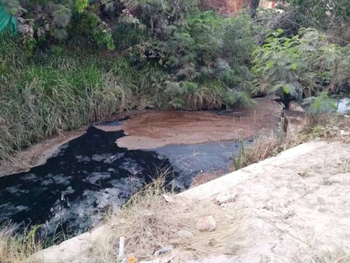 Denuncian vertimiento de hidrocarburos que desembocan en bahía de Cartagena