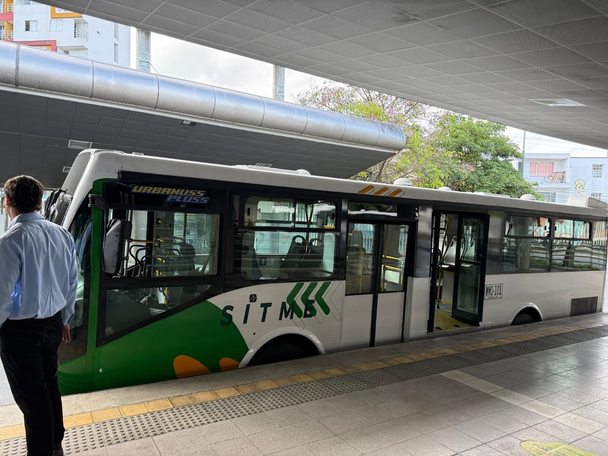 Un bus de Metrolínea se quedó inmóvil en el primer día de operación. ¿Qué pasó?