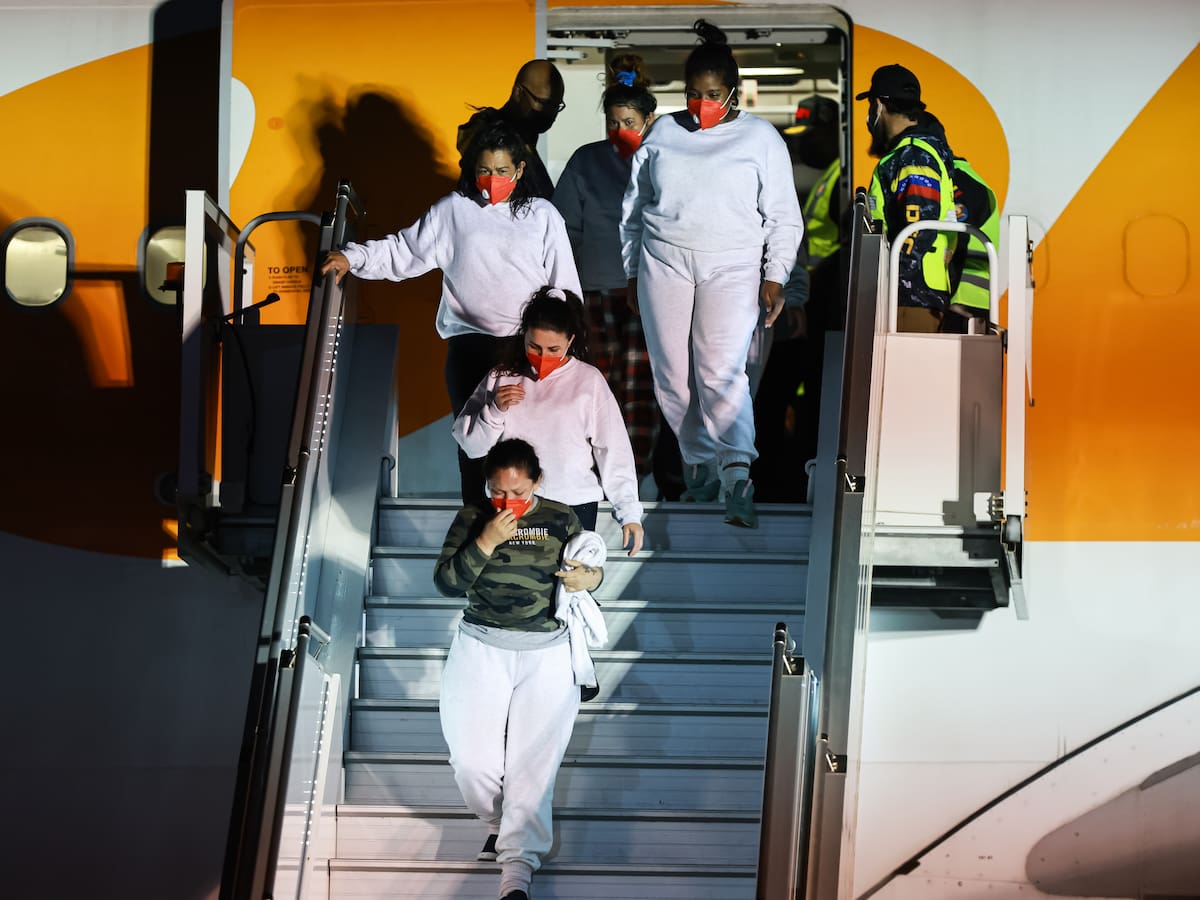 Vuelo de deportados aterrizó en Venezuela con un criminal de “peso”
